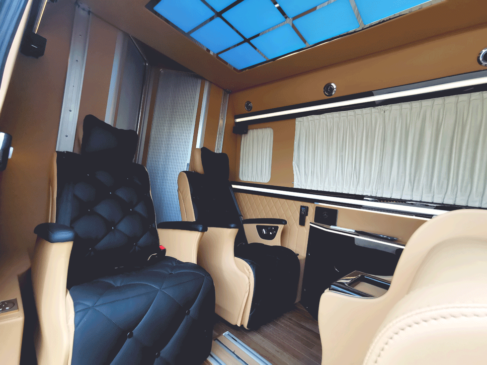 Komdu og skoðaðu þessa Mercedes-Benz Sprinter húsbíla innréttingarhluti