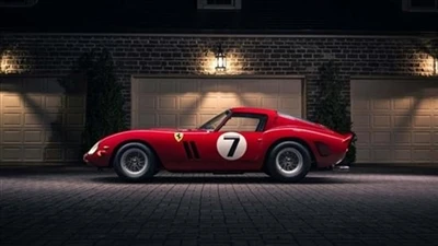 Ferrari 250 GTO framleiddur 1962 setti nýtt bílauppboðsmet.