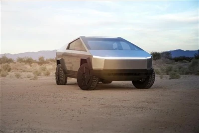 Tesla Cybertruck var sparkað og hurðin var ekki aflöguð.