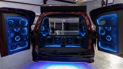 Breyttur Toyota Sienna breytist í farsíma bassaborð